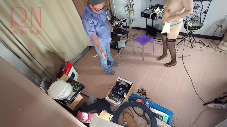 Regina Noir: Una criada desnuda está limpiando en la oficina de un...