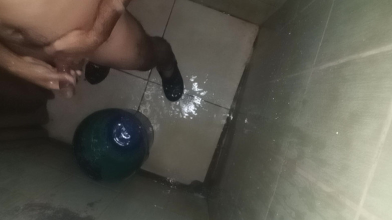 Cute boy jerks off: Homem é e bolas em banho de câmara única