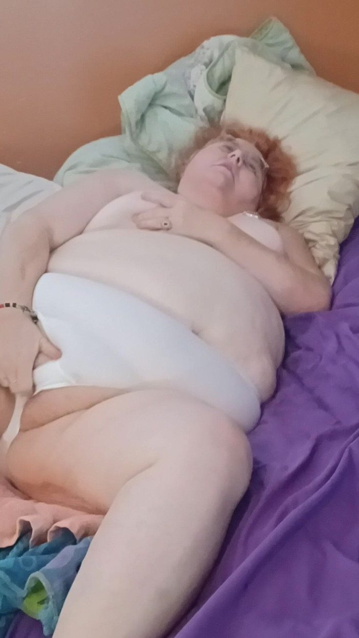 BBW nurse Vicki adventures with friends: Indosso Le Mutandine Bianche E Le Faccio Piene Del Mio...