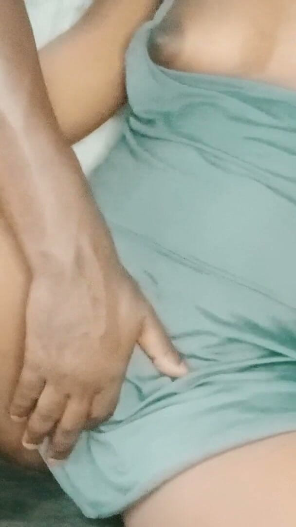 SPICYIT: Meio-irmão brinca com seus peitos de meia-irmã e buceta vestida