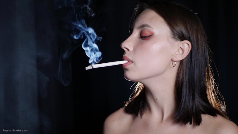 Russian Smokers: Элегантная Брюнетка Курит Сигарету В Темной Студийной Сцене
