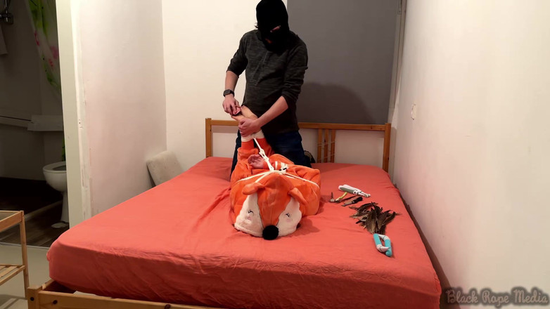 Miriam Slave: Miriam Terikat dan Diikat Dalam Onesie