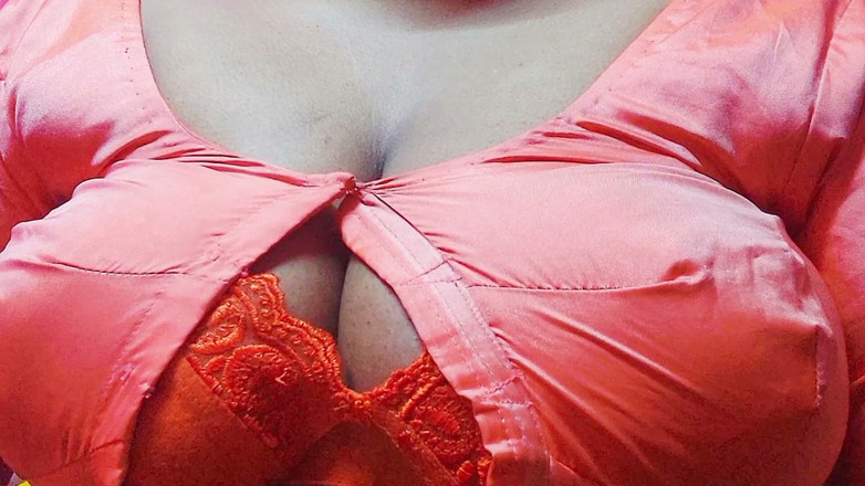 Desi Mohini: 의붓오빠의 섹스 비디오와 침대를 공유하는 인도 교사