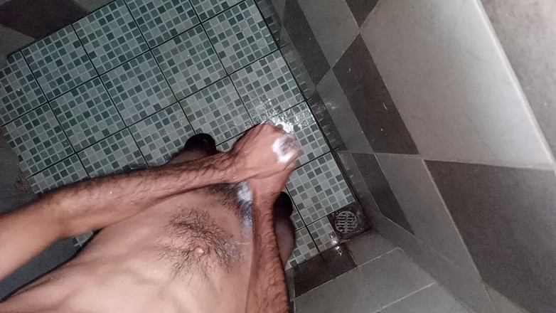 Cute boy jerks off: Хлопець мастурбує і витирає все волосся об його частини та сідниці