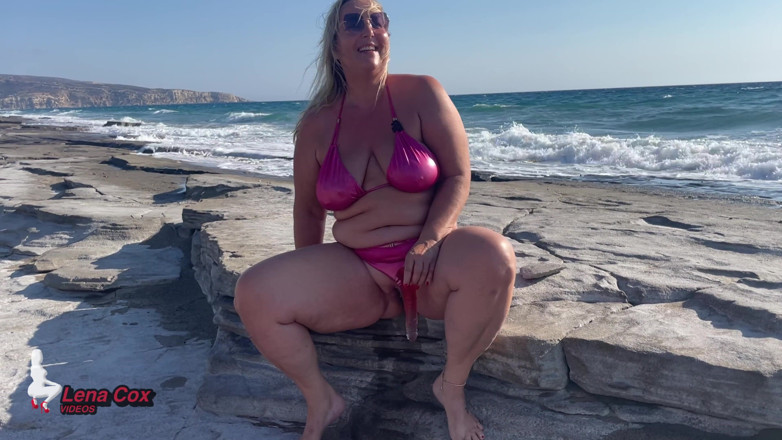 Lena Cox: Bikiny Nymphomanky Masturbují Na Pláži - Riskantní Stříkající Orgasmy