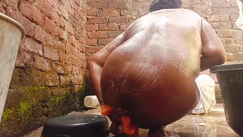 Nirman: Ho fatto un video di sorellastra mentre fa il bagno.