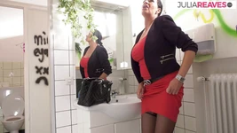 Orta yaşlı seksi kadın tuvalette klitorisini ovalarken işiyor