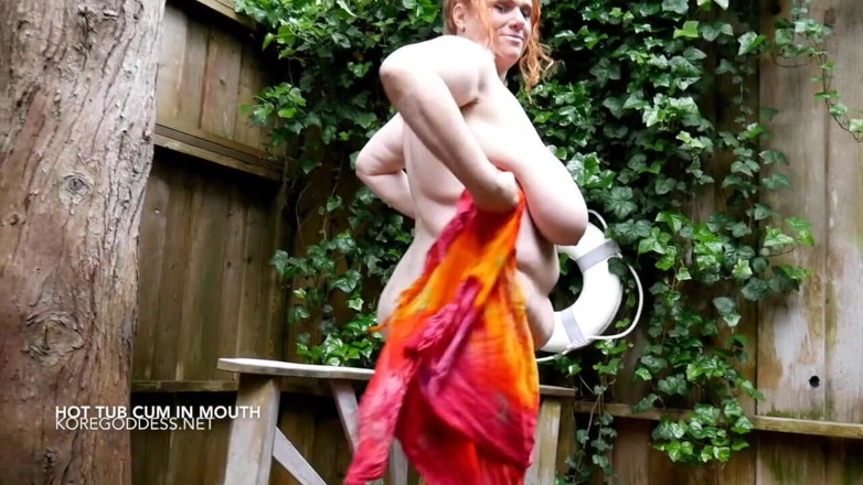 Kore Goddess: Pelirroja grandota chupa su polla en la piscina en acción...