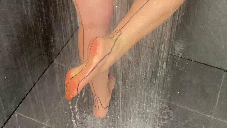 Mr MF: 熟女夫人的脚和湿尼龙袜