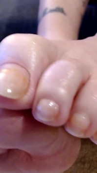 Longas unhas naturais dos pés oleados