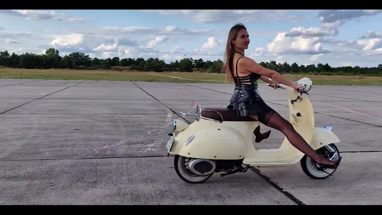 Goddess Lena: Rider en scooter
