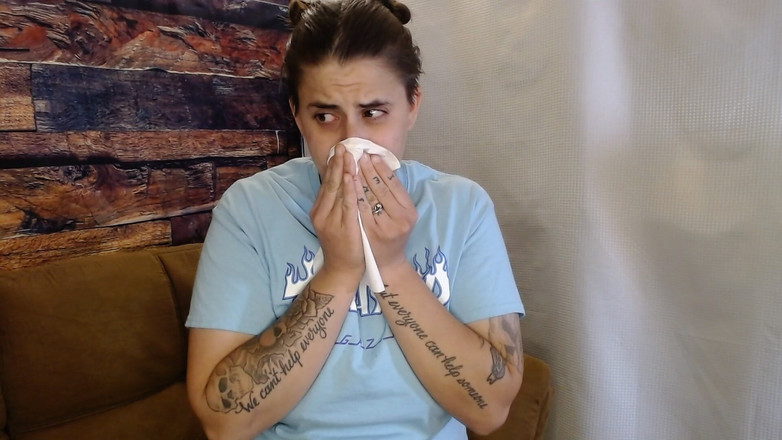 Abby Anna: 라텍스 장갑을 끼고 재채기