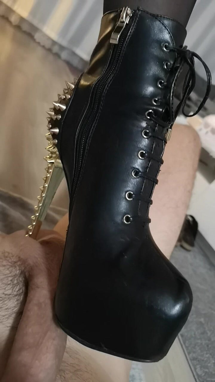 Lady Lena XXX: Femdom CBT w seksownych wysokich obcasach hardcore ball busting brudne...