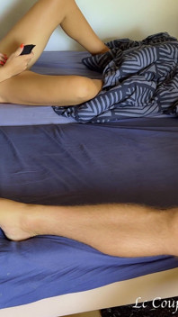 La moglie ha aperto gli occhi e si è accorta che non è sola nella stanza così ha iniziato a masturbarsi insieme a un ragazzo sconosciuto