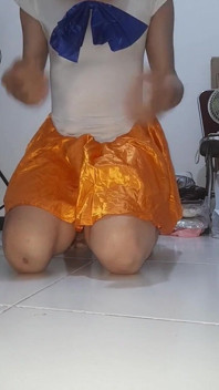 Marinaio venus in tuta di raso cosplay masturbazione con un costume