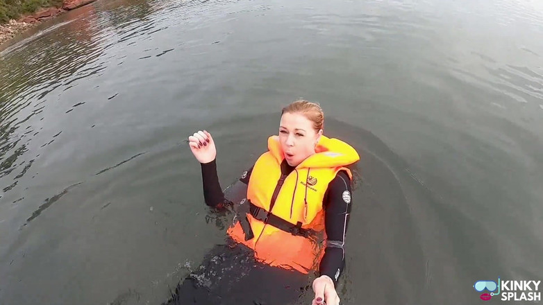 UKCuteGirl: Strak vastgebonden en vrij zwevend - sexy wetsuit life jacket test