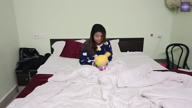 Hot desi couple studio: Jedzenie spermy i obciąganie mocniej