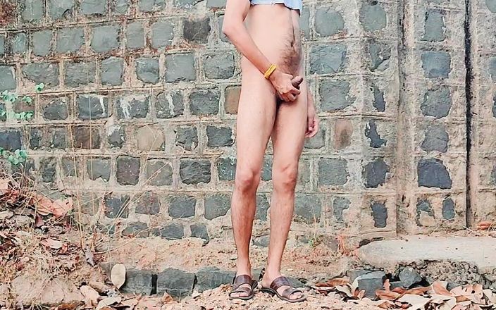 Tani: Amante de la polla Tani desnuda en el bosque