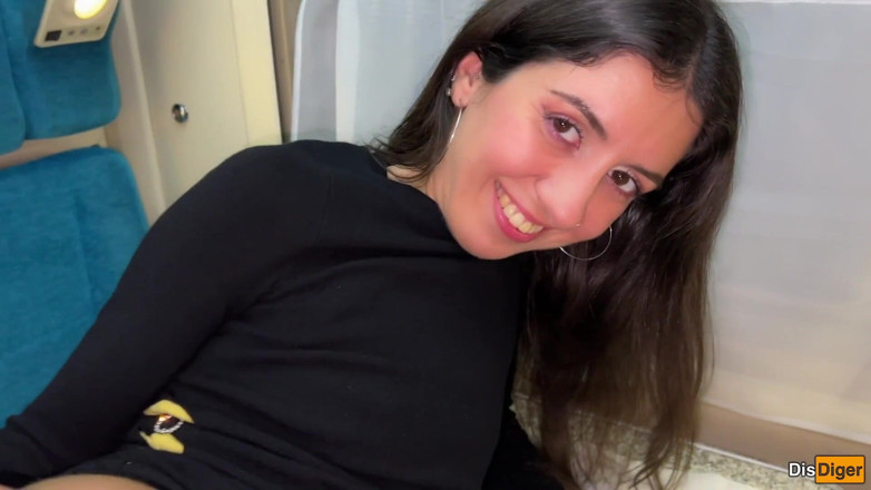 Dis Diger: Kráska nabídla číšníku jízdu vlakem a anální sex
