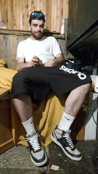 În Adidași Nike