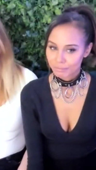 Ama Doppia Smentita Con Baci Casey, Kylie Le Beau