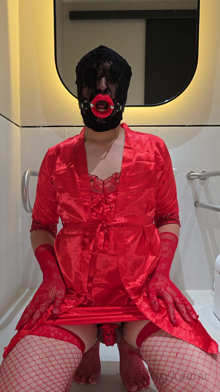 SissyKanisa: La mariquita Kanisa en rojo parte 2 come semen en baño...