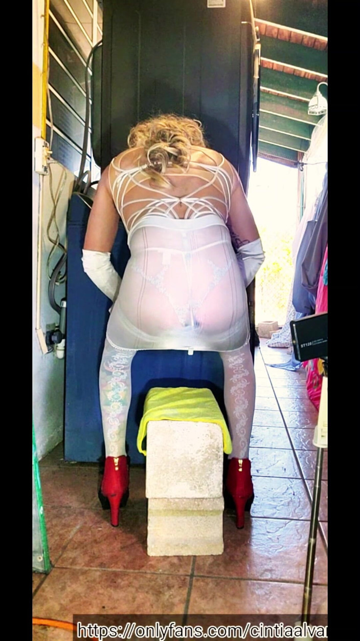 Benito414: Sexy ragazza latina scopa il suo dildo