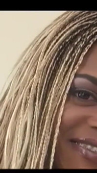 Figa nera calda con capelli colorati sbattuta duramente da un grosso cazzo nero