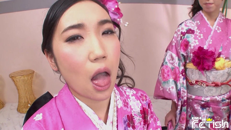Pure Japanese adult video ( JAV): Drie Japanse babes pijpen een groep mannen met harige pikken...