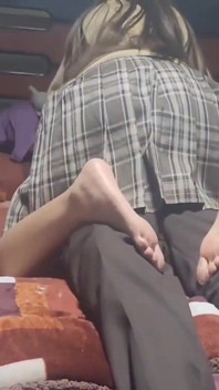 Il mio compagno di classe è molto gustoso! nella vostra stanza! Lei è molto ricca con la sua uniforme del college addosso! Vero video domestico in HD!