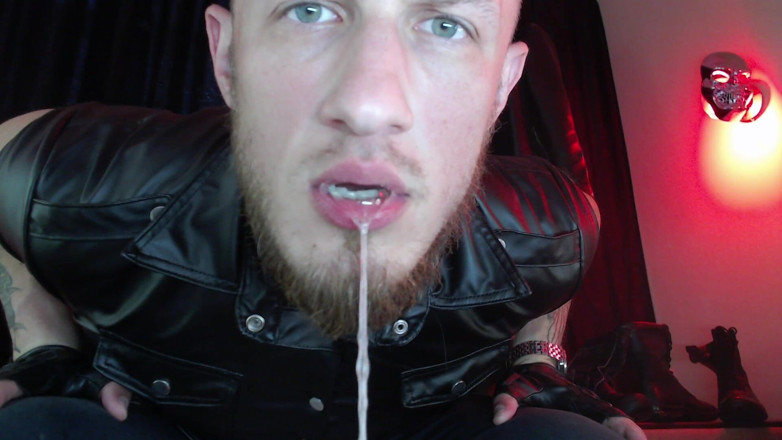 Hunky time: Skóra Dominująca karmi śliną i stopą