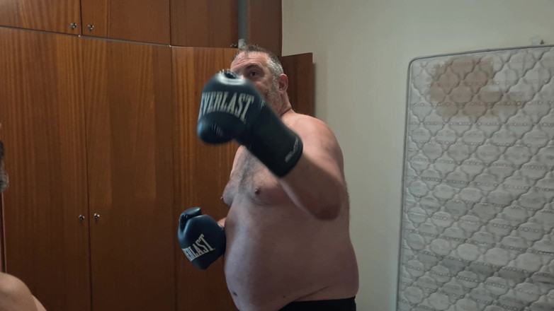 Punchbagplz: นักมวยพ่อเลี้ยงเงิน ปะท. Gouine Wrestler ชาแลนจ์บอดี้ชอต (เล็ก x ใหญ่)