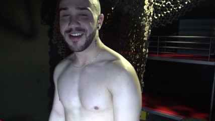Gaybareback: Seksi Valentino Firewood Madrid'de Thomas tarafından çıplak sikiliyor