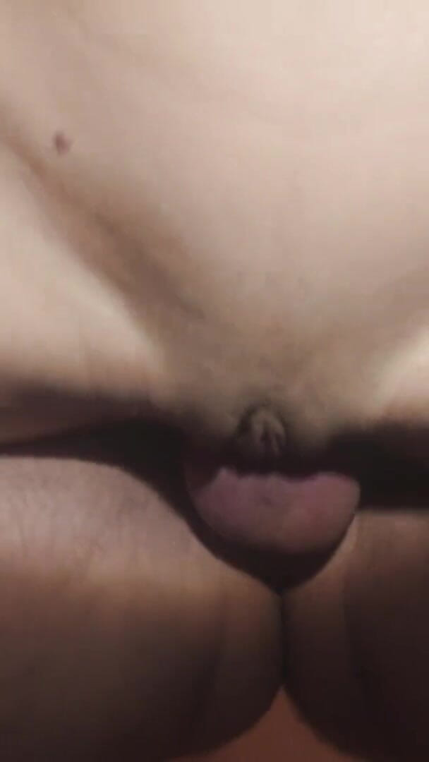 Wet Pussy Fuck: Rápidamente folló y se corrió arriesgadamente dentro de su coño...
