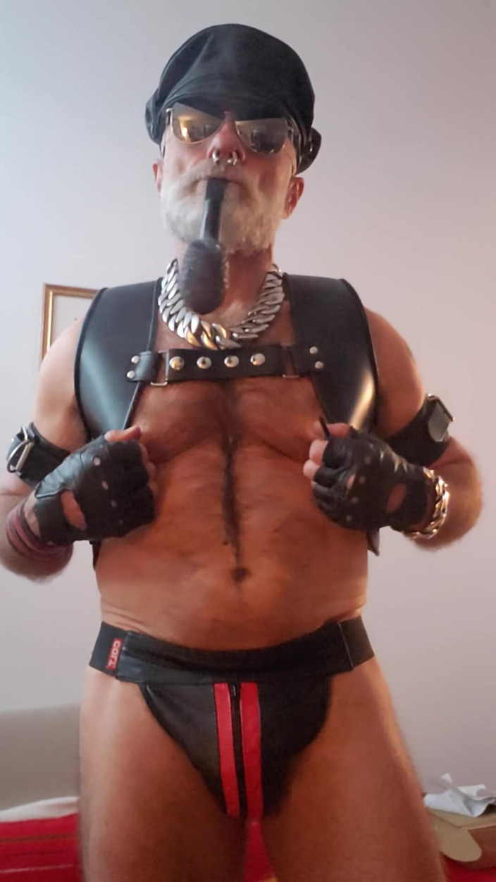 Muscles Cigar FFPig: Puro üvey baba Meo.de yeni bir çift meme ucu kıskacıyla piponun tadını çıkarıyor,...