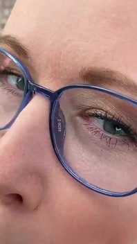 Vreemde verrast me tijdens het maken van foto's en wordt opgeblazen