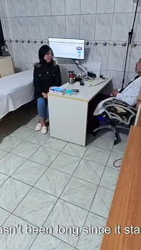 Ein Frauenarzt führte analsex durch und ließ Sperma im Patienten zurück.