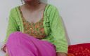 Saara Bhabhi: 印地语性爱故事角色扮演 - 印度饥渴男孩操他的继母