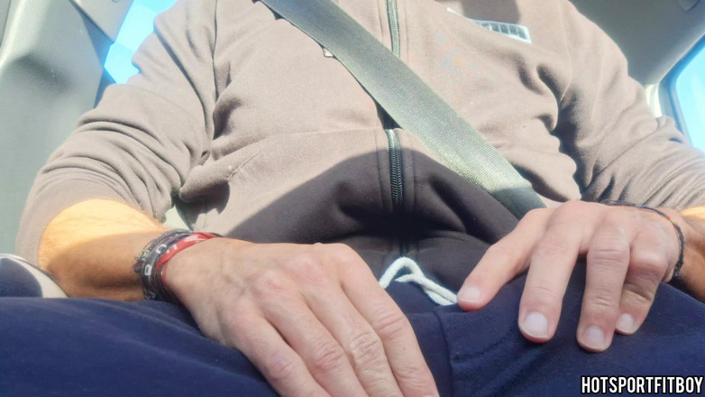 Hotsportfitboy: Rischiosa masturbazione in auto cazzo grosso - sega in auto in...