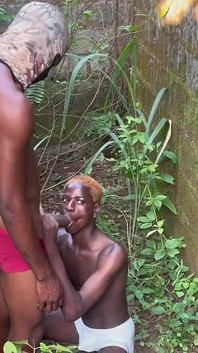 Mengongkek Si Kecil Twink Di Dalam Belukar