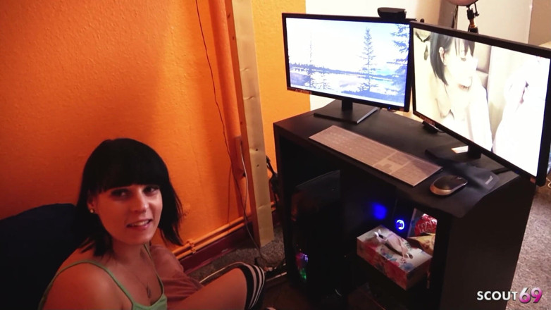 Scout69: La hermanastra alemana Maria Saint atrapada viendo porno y seducir...