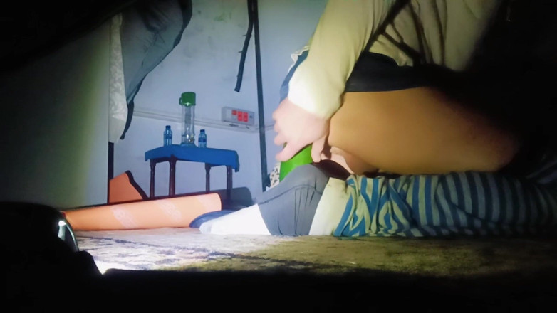 Culopeke: Ein dünner junger Mann öffnet allein seinen Anus