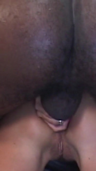 En blond MILF med små bröst vill bli knullad av BBC som en hacka
