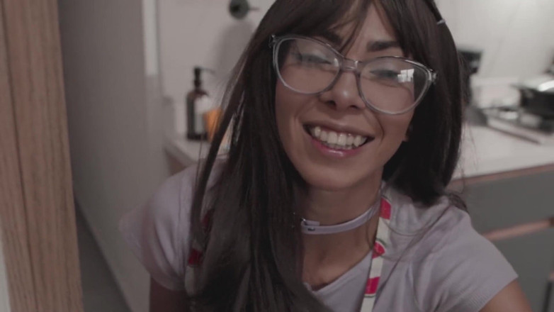 Cindy Luna Petite: Trad Moglie Scopata in Faccia Mentre Cucina: Sesso Hardcore!