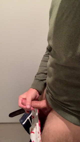 TJenner: ムラムラしたので、空港のトイレでピクピク