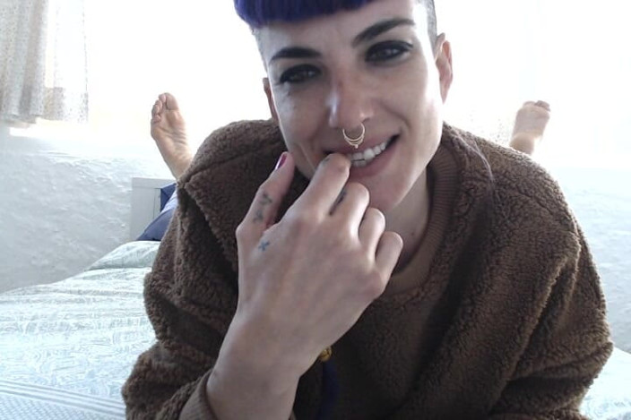 Goddess Maya: Fetiche por pés na minha cama