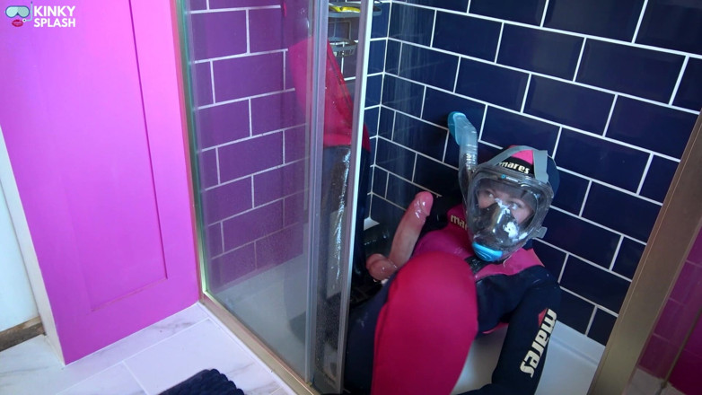 UKCuteGirl Lucy Lauren: Invisibile lucy torments reclute in un bukkake in piscina riscaldata