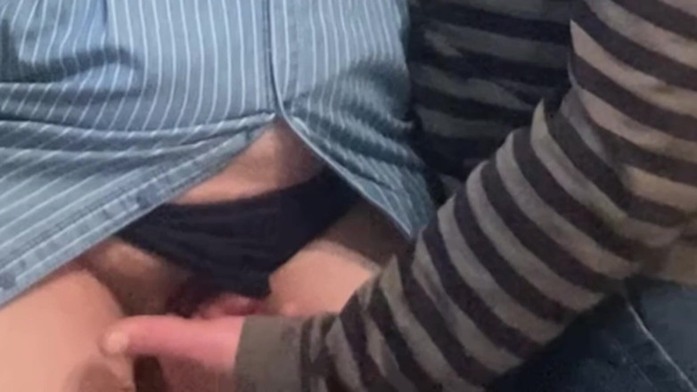 PriyaNaavya: Perv sfrega la figa pelosa in metropolitana