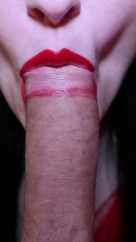 관능적이고 부드러운 오럴을 주는 오지는 갈색 머리, POV 빨간 입술