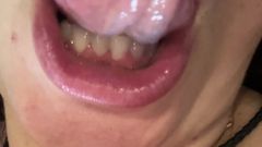 LarisaCum: Яркий и горячий рот-фетиш брюнетки